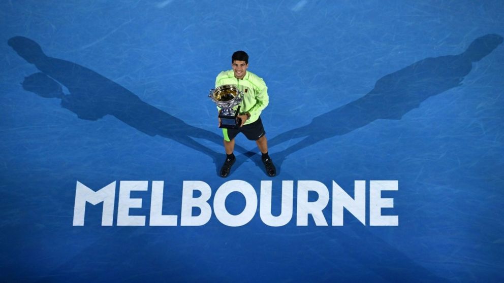 Carlos Alcaraz levantando el trofeo tras ganar el Australian Open.