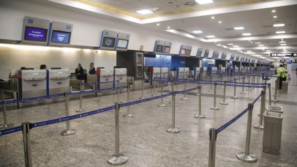 Postergan el paro aeroportuario pero se esperan demoras por asambleas en las terminales.