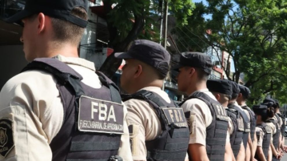 El policía herido acudió al Hospital Zonal General de Agudos Doctor Enrique Erill, donde los médicos certificaron que presentaba un balazo en la mano derecha.