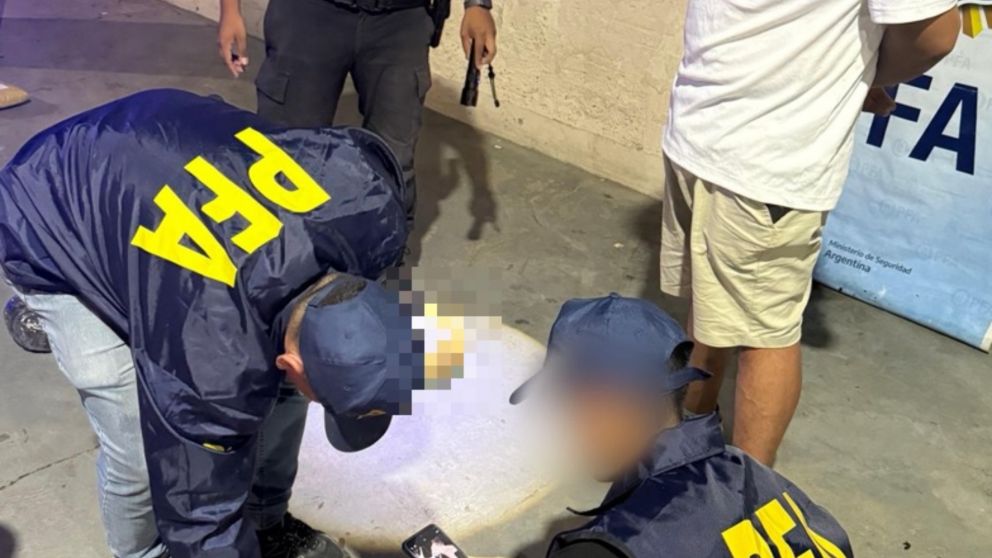 Un hombre fue detenido en Orán porque viajaba con 35 kilos de drogas e intentó fugarse de la Policía Federal.