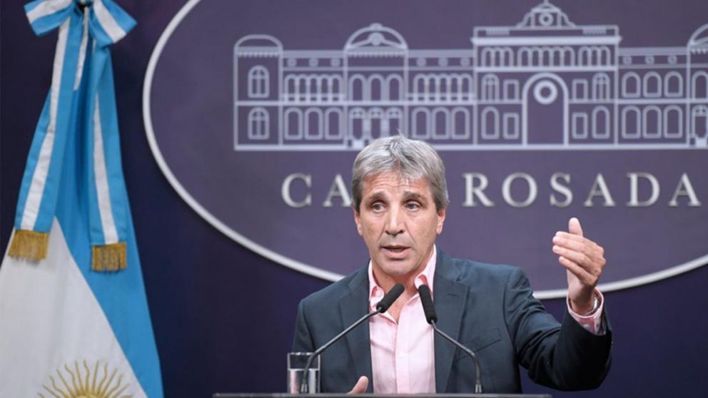 Luis Caputo, ministro de Econom�a, descart� aumento del bono para los jubilados.