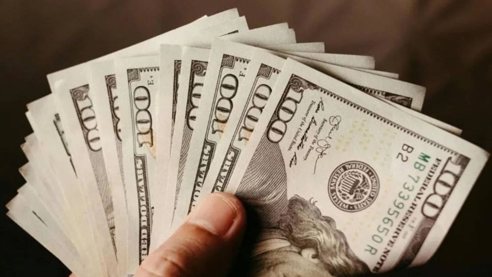 Dólar hoy: ¿A cuánto cotizan el oficial y el blue?