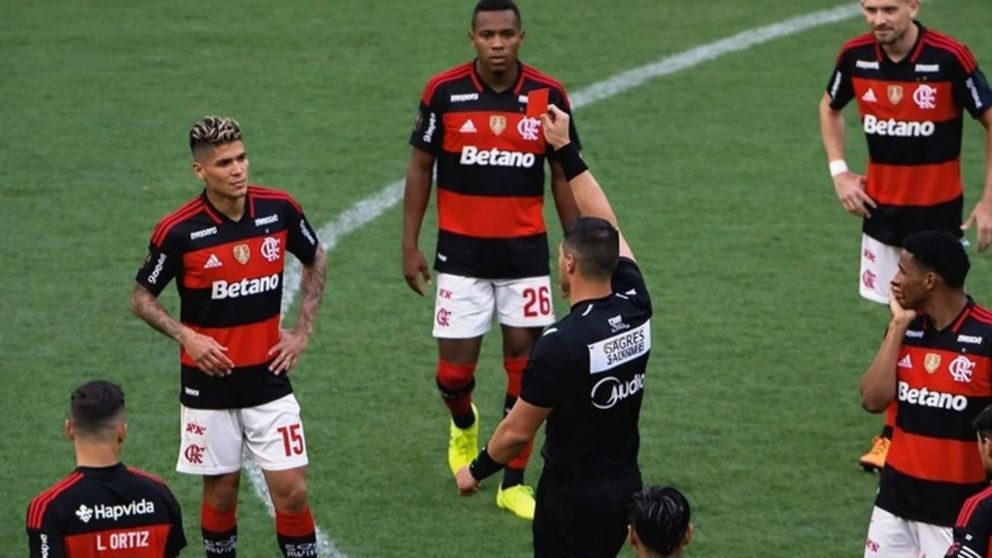 Jorge Carrascal fue expulsado ante Corinthians y Flamengo piensa sancionarlo.