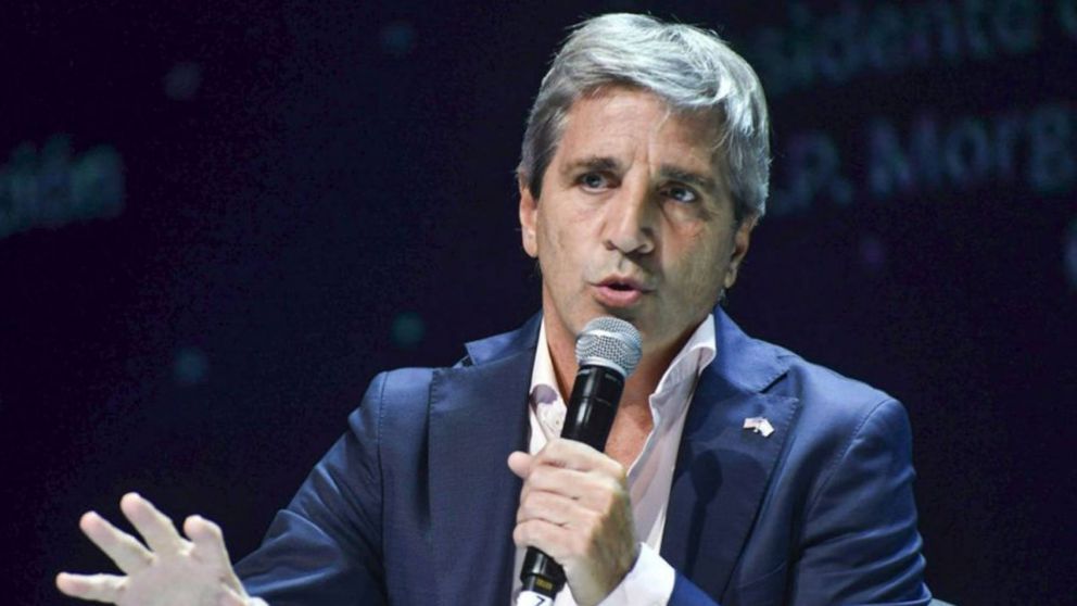 Luis Caputo: "Los sueldos bajos son un problema en el sector p�blico"