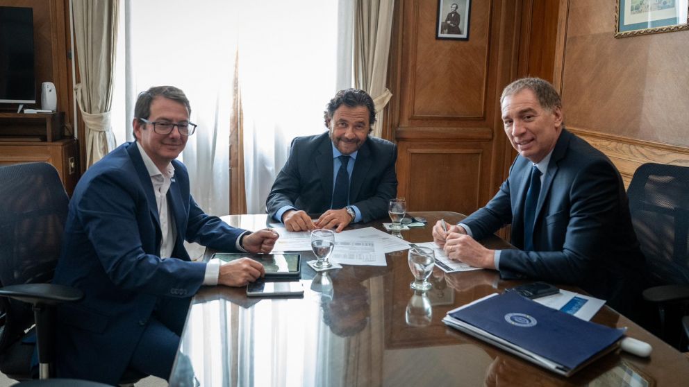 El gobernador de Salta, Gustavo Sáenz, en Casa Rosada con el ministro del Interior de la Nación, Diego Santilli, y el secretario de Hacienda, Carlos Guberman.