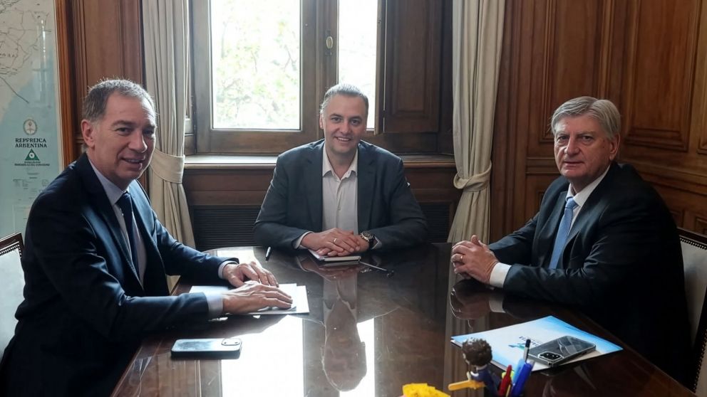 Manuel Adorni, Diego Santilli y Sergio Ziliotto reunidos en la Casa Rosada.