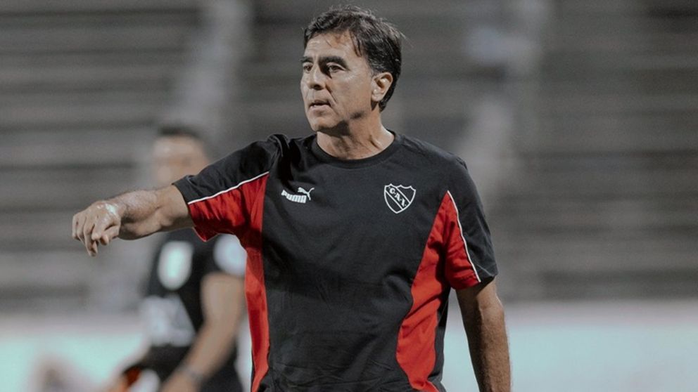 El problema de Gustavo Quinteros con los laterales de Independiente
