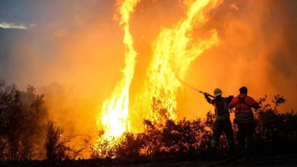Incendios forestales: 500 bomberos combaten el fuego en el Parque Los Alerces y Puerto Patriada