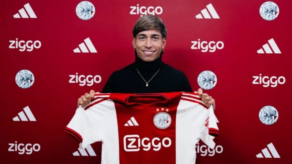 Maher Carrizo fue presentado en el Ajax de Países Bajos.