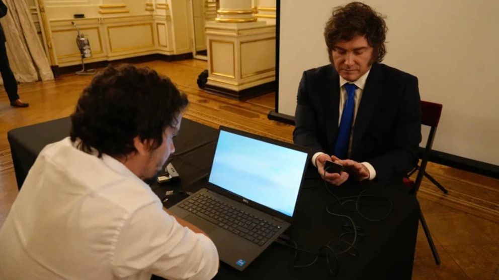 Lanzamiento oficial del nuevo DNI electr�nico: Javier Milei fue el primero en tramitarlo.