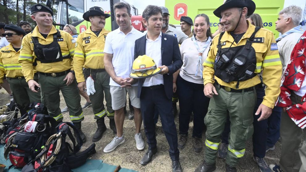 Axel Kicillof a los bomberos bonaerenses: "Son nuestro orgullo".