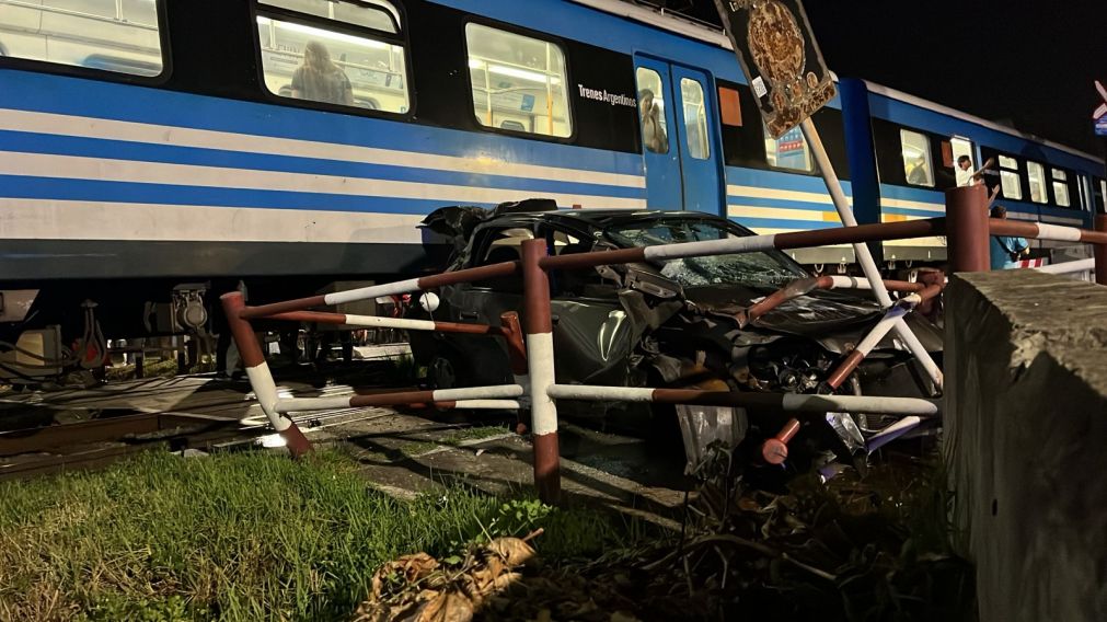 Milagro en Quilmes: chocó contra el tren y sólo sufrió heridas leves