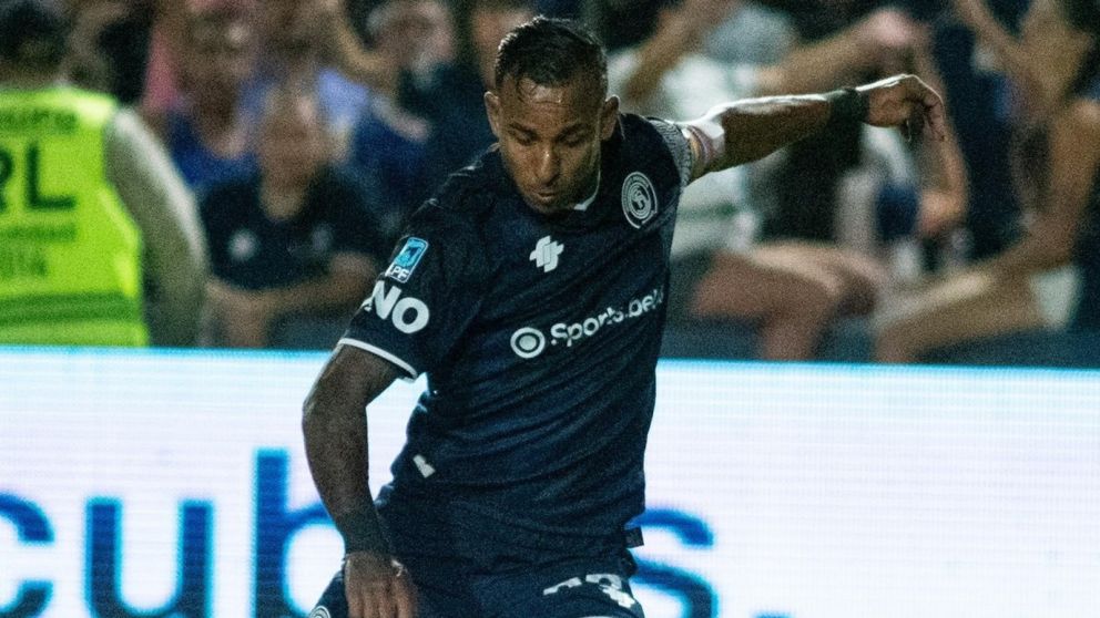 Villa volvió a jugar en la "Lepra" tras no conseguir ser transferido en el mercado de pases.