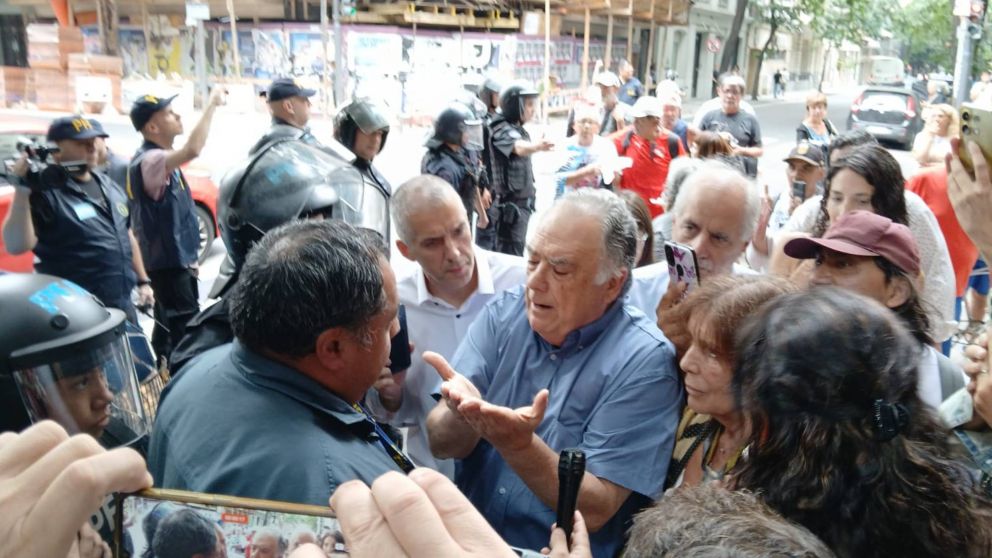 Con reuniones claves en el Congreso, en las afueras hubo enfrentamientos entre manifestantes y la policía.