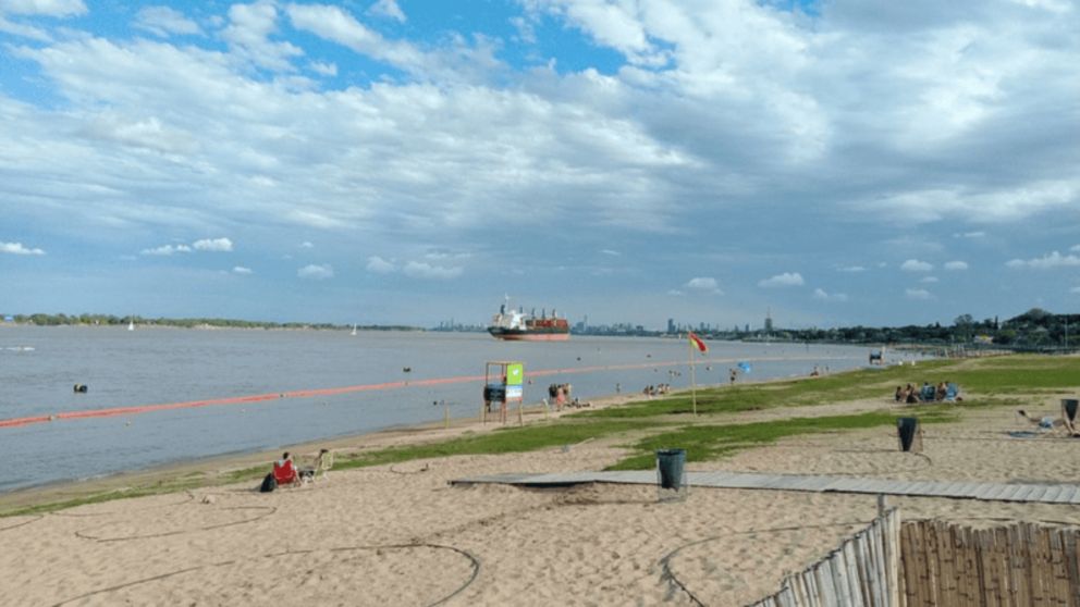 Chapuzón y mates al atardecer: la playa de río para escapar del calor sin irse lejos de CABA