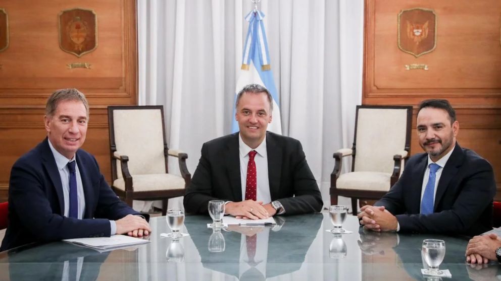 Manuel Adorni y Diego Santilli recibieron en Casa Rosada al gobernador de Corrientes, Juan Pablo Valdés.