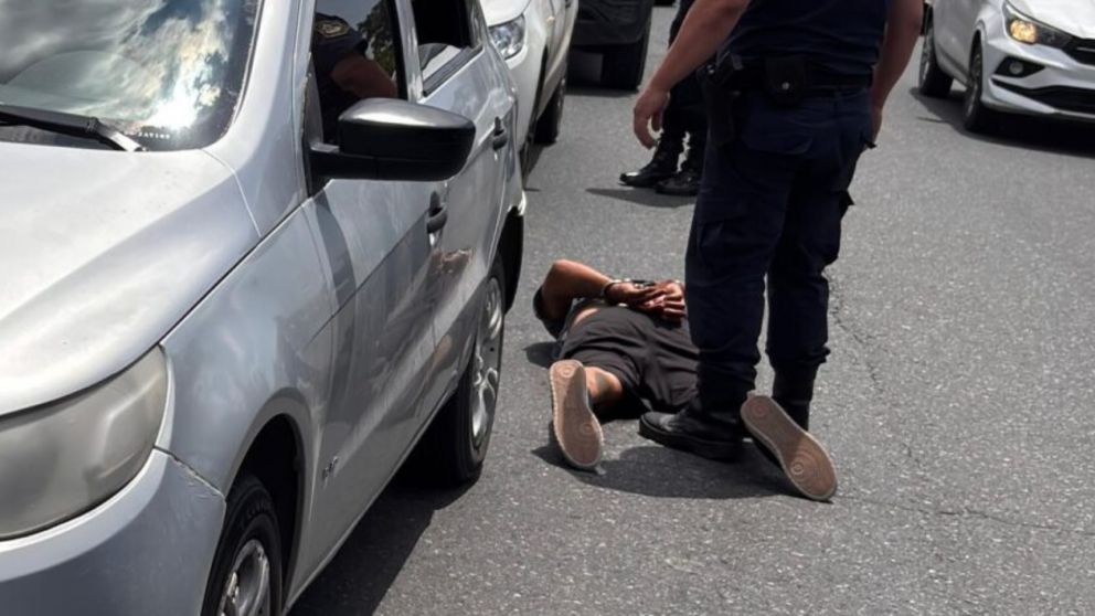 Cuatro de los detenidos son hombres de 39, 35, 27 y 26 años, quienes se movilizaban en un Chevrolet Onix.