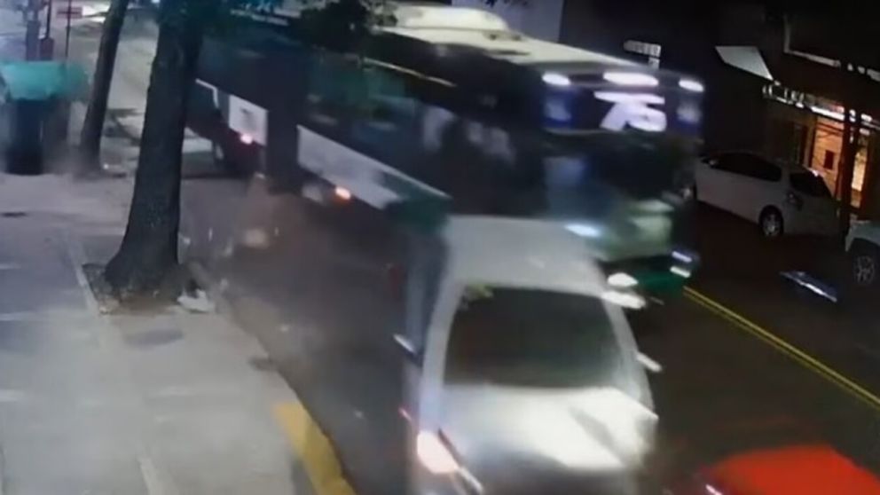 El violento choque se produjo en la madrugada de este jueves en el barrio de Caballito (Captura de TV).