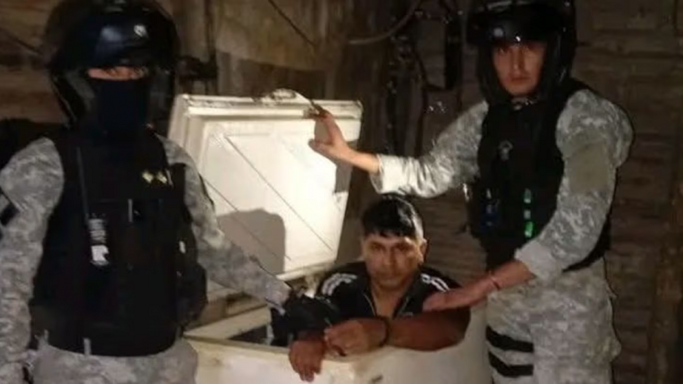 Los policías capturaron al prófugo escondido en un freezer.
