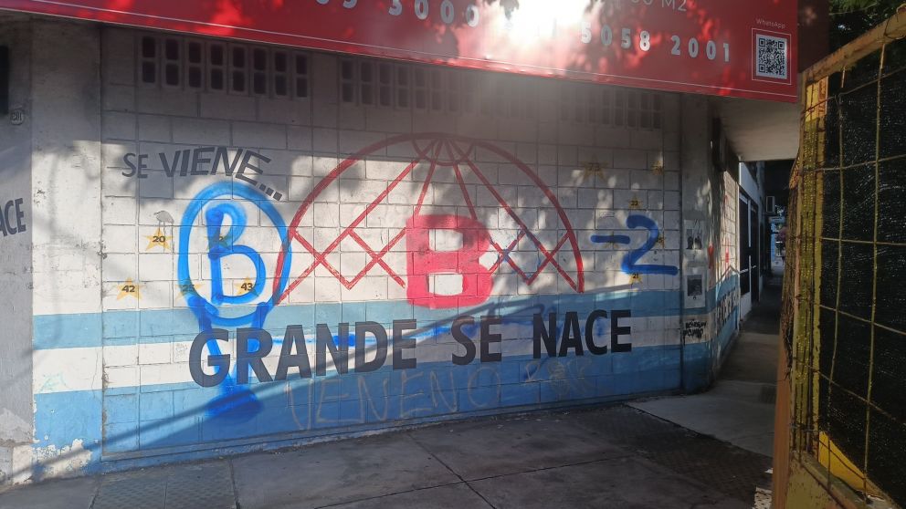 El estadio de Hurcán amaneció vandalizado por un grupo de hinchas de San Lorenzo.
