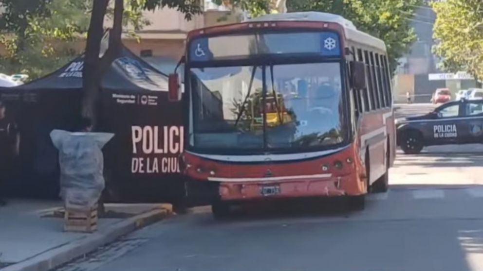 Muri� una mujer en un choque entre un auto y un colectivo.