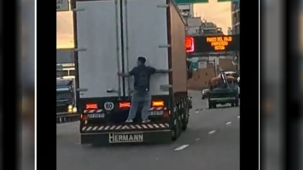 El hombre se colgó de un camión que se dirigía en sentido al Paseo del Bajo.