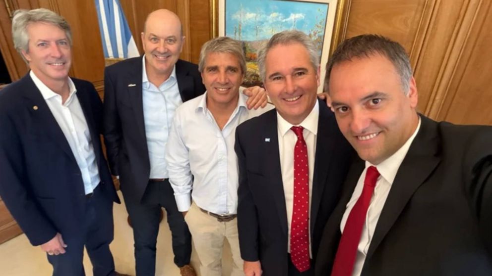 Manuel Adorni y Pablo Quirno calificaron como un "hito histórico" el nuevo acuerdo comercial con Estados Unidos