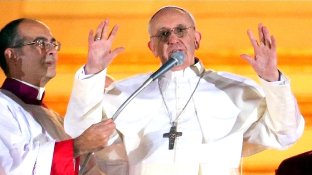 Guillermo Karcher, el principal asistente del Papa Francisco, reveló por qué el sumo pontífice no regresó al país en su papado.