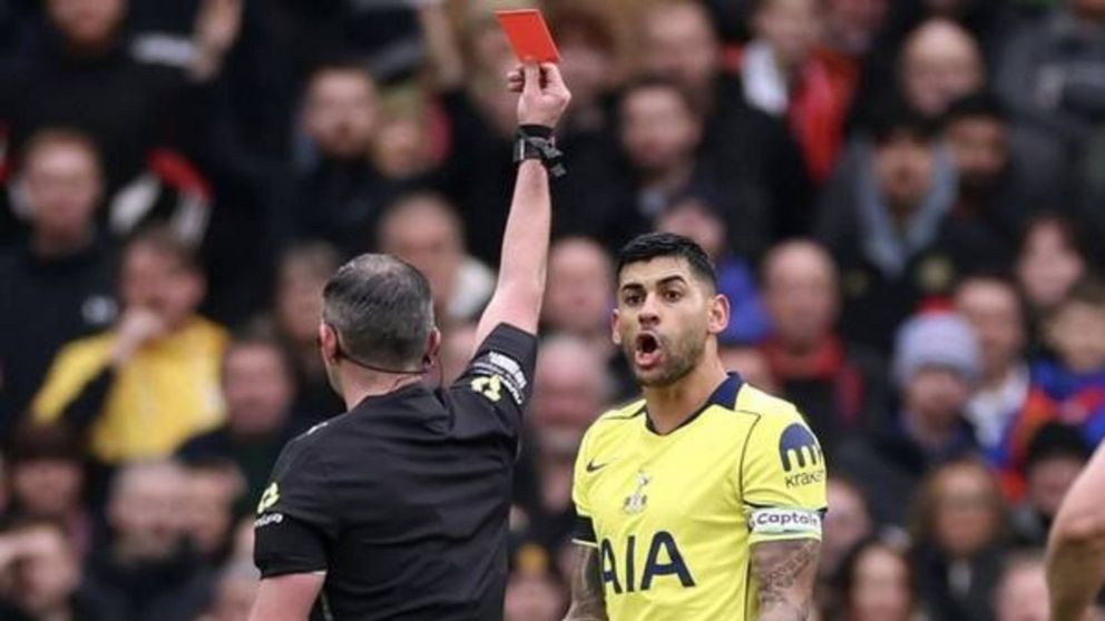 Cristian Romero viendo la tarjeta roja durante la derrota del Tottenham ante Manchester United.