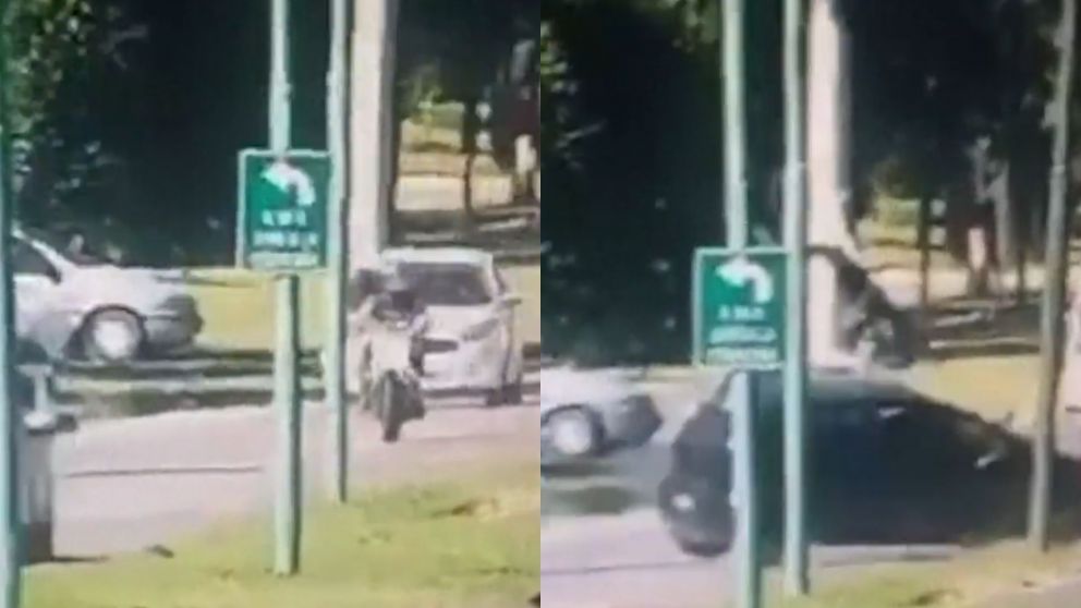 El choque entre un auto y una moto ocurrió en Ensenada, a metros de la Refinería de YPF (Captura video).