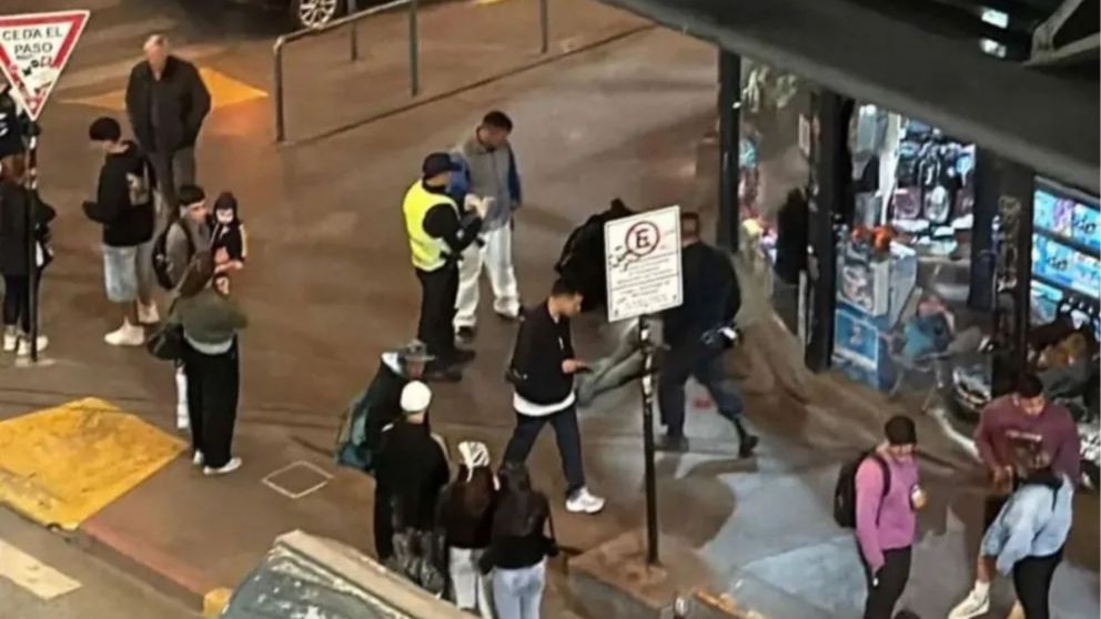 Un hombre de 30 años fue asesinado a puñaladas en pleno centro de Bariloche y detuvieron a dos jóvenes por el ataque (Imagen: gentileza Bariloche2000).