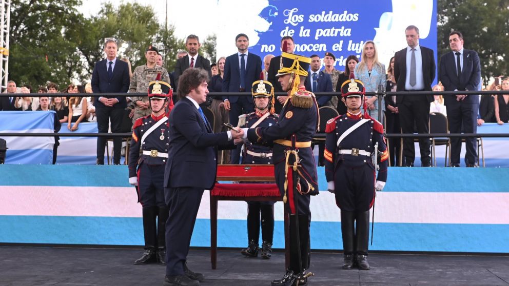 El Presidente Javier Milei entregó el Sable Corvo del General José de San Martín al Regimiento de Granaderos a Caballo.
