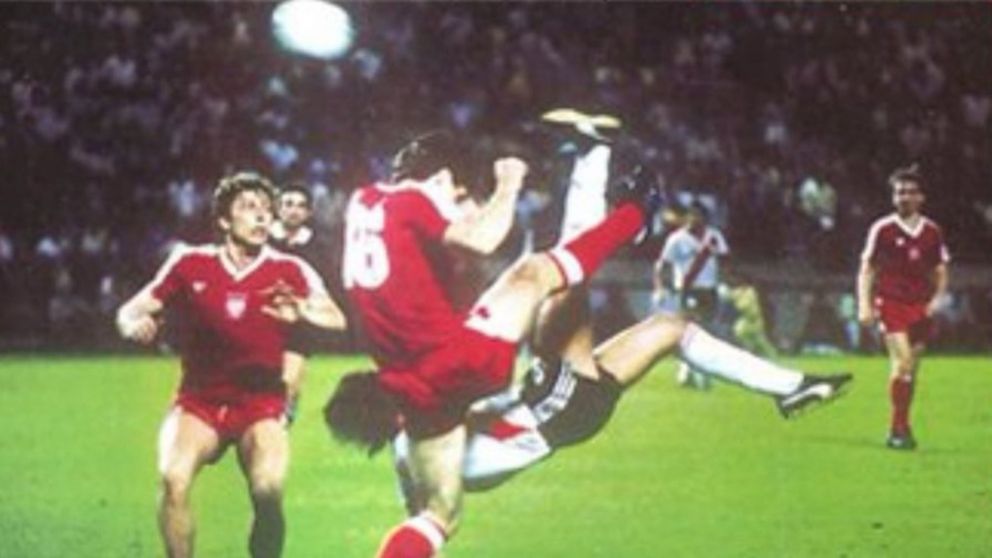 Enzo Francescoli ya ensayó la espectacular chilena para anotar el gol que le dio la victoria a River en el amistoso ante Polonia en Mar del Plata.