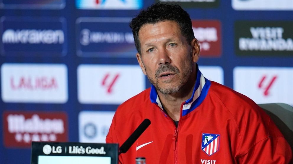 El entrenador decidió quitar al delantero antes del inicio del segundo tiempo.