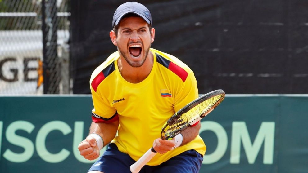 El colombiano Mejía se descarga y comienza con la explosión que despertó a los hinchas marroquíes.