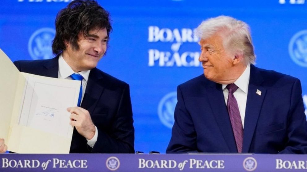 Javier Milie y Donald Trump al formalizarse el ingreso de Argentina al Consejo de Paz, impulsado por el presidente de Estados Unidos.