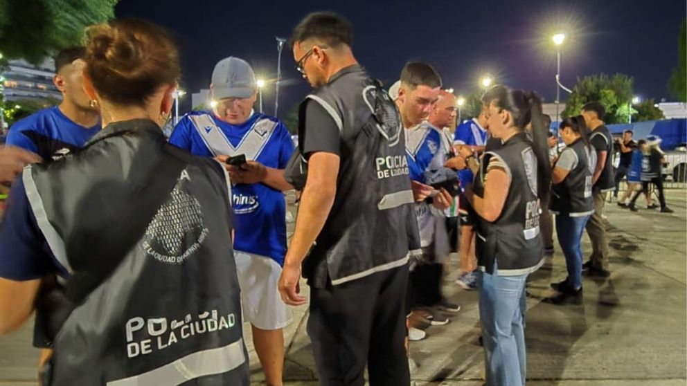 Durante los controles en los estadios de River, Huracán y Vélez se demoró a 41 trapitos y se detuvo a un prófugo por abuso sexual.