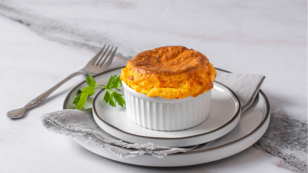Receta de "Soufflé de queso", el clásico francés bien esponjoso y sabroso que se hace con pocos ingredientes