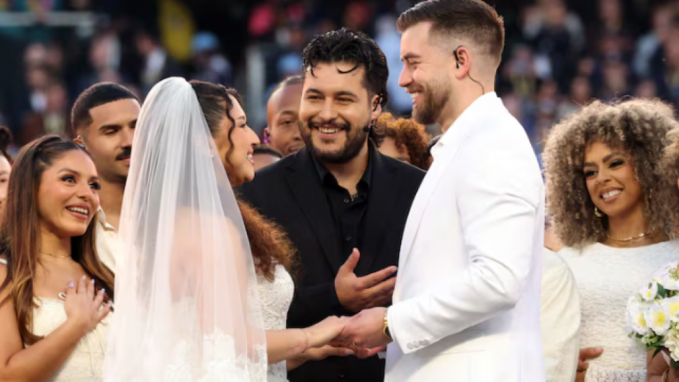 Bad Bunny sorprendió al mundo con una boda legal en pleno Super Bowl 2026: el "sí" que se coló en el show más visto del planeta