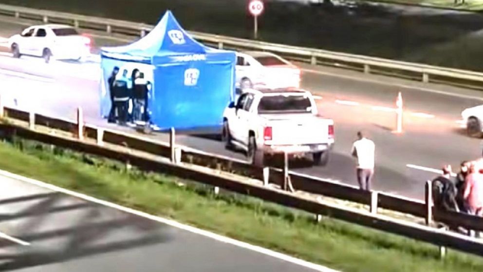 Intentó cruzar la autopista y murió en el acto