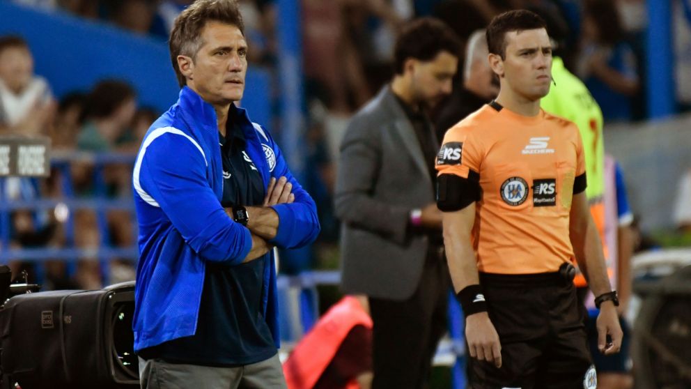 Guillermo Barros Schelotto durante la victoria de Vélez sobre Boca por el Torneo Apertura 2026.