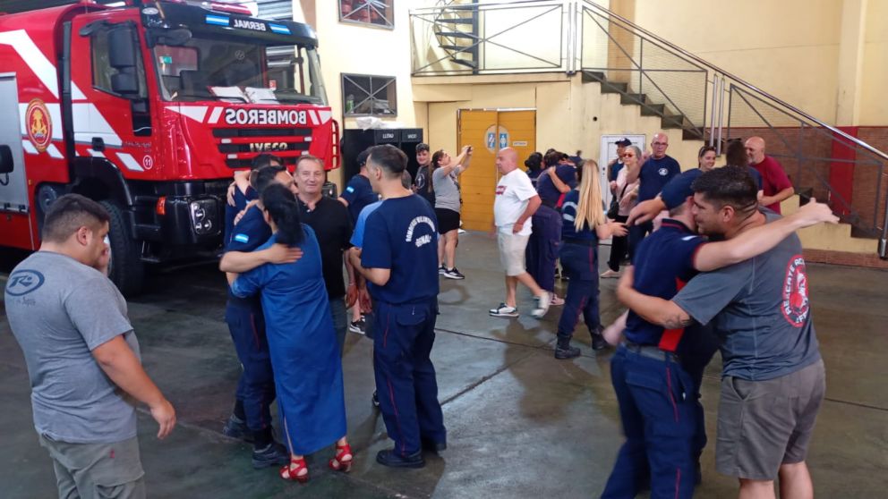 Aplausos y emoción en Bernal para los bomberos que brindaron apoyo en Esquel