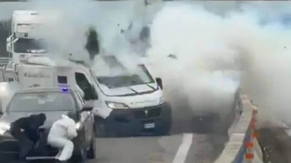 VIDEO: simularon un control policial, explotaron un blindado y robaron 2.000.000 de euros.