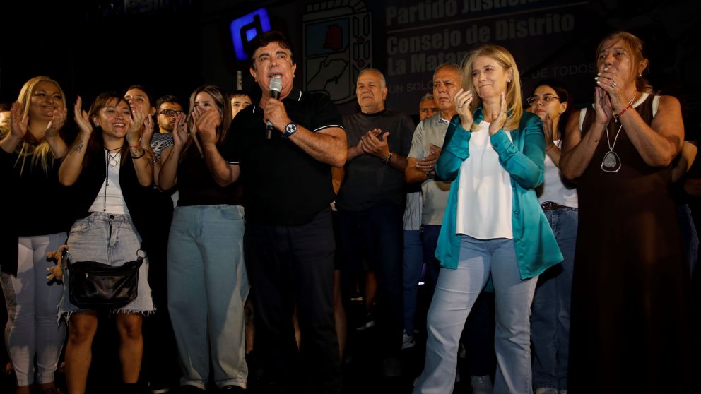 Fernando Espinoza y Verónica Magario encabezaron la presentación de las autoridades del PJ de La Matanza.