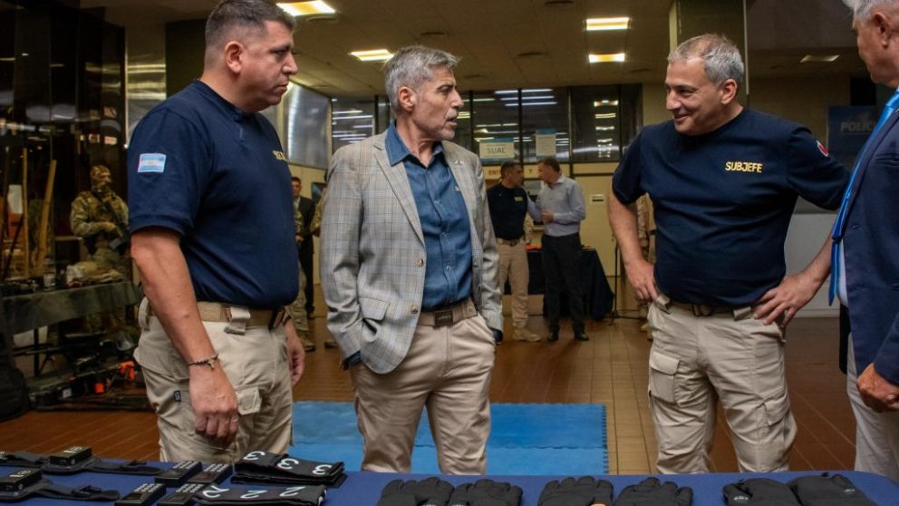 El ministro de Seguridad, Juan Pablo Quinteros, encabez� la presentaci�n del nuevo equipamiento policial.