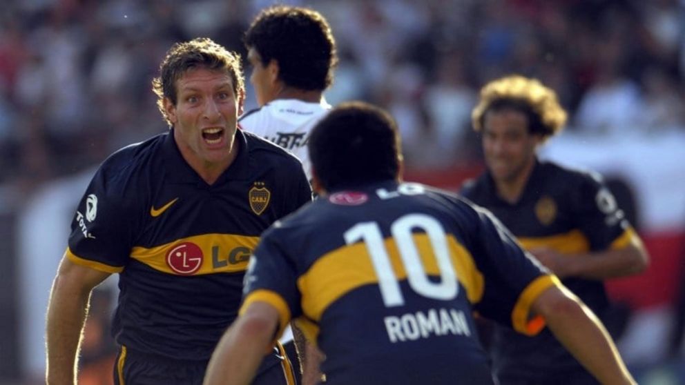 Martín Palermo y Juan Román Riquelme, socios dentro de la cancha con la camiseta de Boca y enemigos afuera.