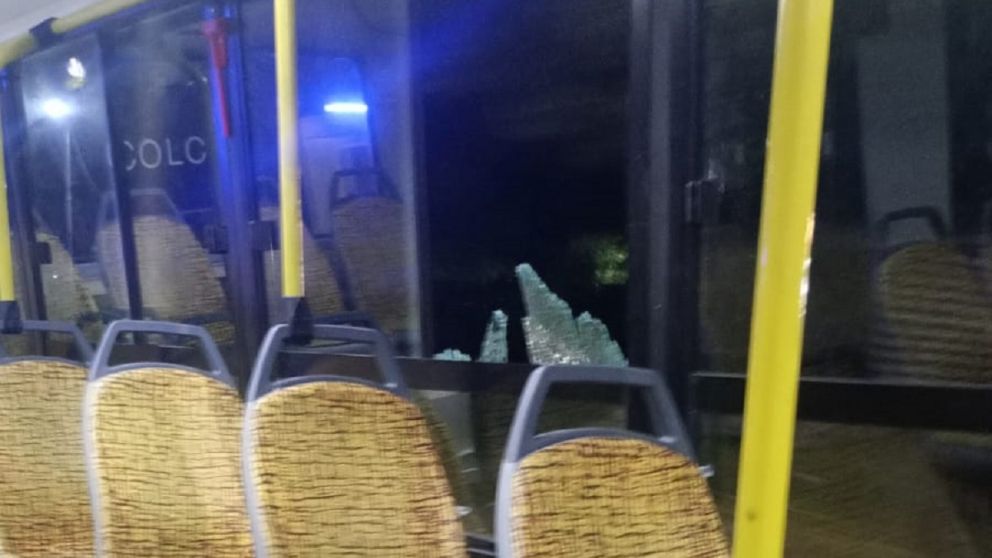 Violento ataque a un colectivo: rompieron un vidrio de la línea 585