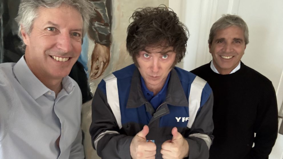 Javier Milei recibió en la Quinta de Olivos a Luis Caputo y Santiago Bausilli.
