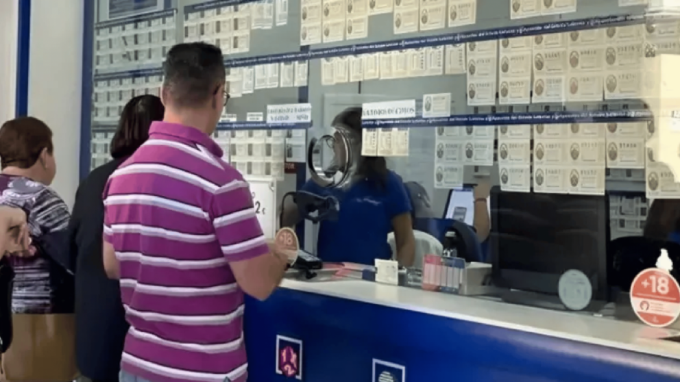 Le regalaron un ticket de lotería por su cumpleaños y ganó una fortuna.