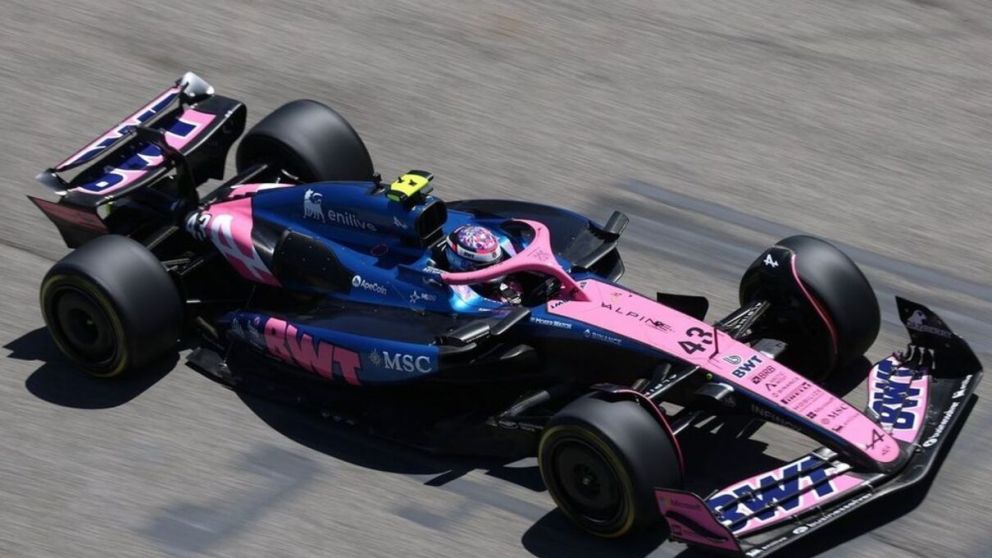 El piloto argentino realiza pruebas con el coche antes del inicio de la competencia.